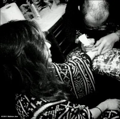 Qui est en train de se faire tatouer ?