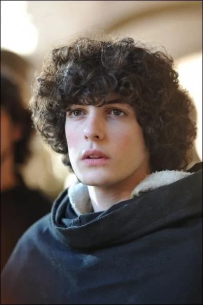 Qui est Silas pour Barnal ?