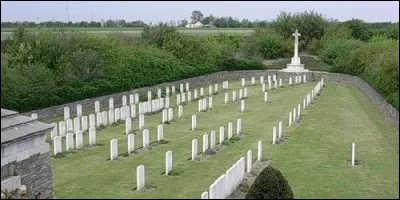 Dans quelle ville peut-on visiter le Quarry Cemetery, un cimetière militaire britannique aménagé dans une ancienne carrière ?