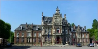 Quelle ville est célèbre pour sa verrerie-cristallerie, qui représente le premier producteur mondial de verrerie de table ?