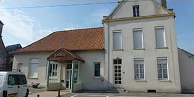 Dans quelle ville le train Anvin-Calais déraille-t-il en juillet 1905, non loin du hameau du Poirier sur une voie en pente surplombant la vallée de l'Aa ?