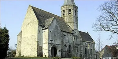 Quelle ville est traversée par la Nave et possède une petite forêt située à l'extérieur du village reliant le sentier de la Scyrendale jusqu'à Amettes ?