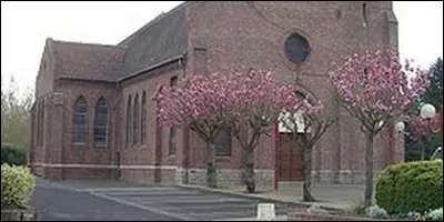 Quelle ville, d'origine germanique, appartenait aux châtelains de Lens puis au seigneur de Fruges ?
