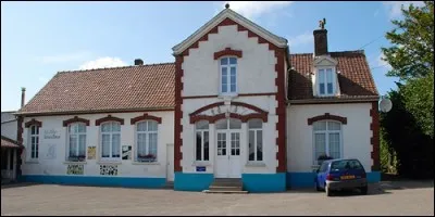 Quelle ville se situe dans l'arrondissement de Boulogne-sur-Mer avec une population relativement jeune ?