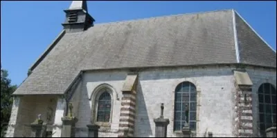 Quelle ville a pour code postal est 62310 et possède l'Eglise Saint-Nicolas et la Chapelle à la Vierge ?