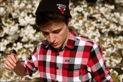 Avec qui le dit-il ?