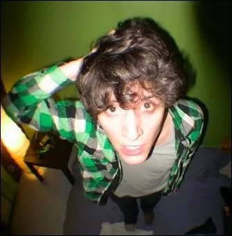 Que fait Hugo au dbut de son podcast  La rentre  ?