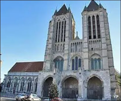 Hugues Capet instaure le rituel du sacre des rois capétiens qui garantit la légitimité de la monarchie de Droit Divin. Dans quelle ville a-t-il été sacré roi par l'évêque de Reims ?