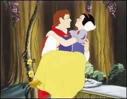Dans quoi dort Blanche-Neige lorsque son prince vient la rveiller ?