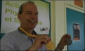 Cet escrimeur franais s'appelle Didier Flament. IL fut mdaill d'or par quipe aux JO de Moscou en 80, champion du monde individuel en 78 et champion de France en 80. Avec quelle arme ?