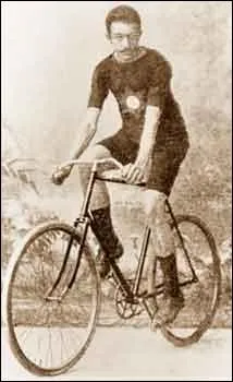 Son nom ne vous dit sans doute rien, mais Lon Flameng fut champion olympique de cyclisme sur piste aux JO d'Athnes de 1896. Avec 14 tours d'avance sur le second il parcourut 100 km en :