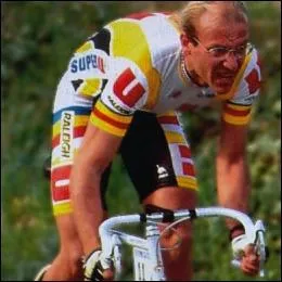 Laurent Fignon, qui est dcd en 2010, a t champion de France sur route en 1984. Il fut vainqueur du Giro ainsi que du Tour de France. Combien de fois a-t-il remport ce dernier ?