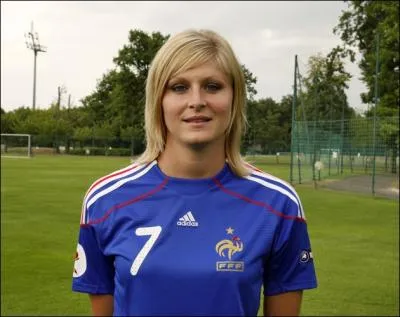 Depuis 2008 elle volue au sein de l'quipe fminine de l'Olympique lyonnais, et fait partie de l'quipe de France depuis 2003. Cette footballeuse s'appelle :
