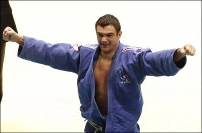 Mdaill de bronze aux Championnats du monde 2010, le judoka Thierry Fabre est aussi champion de France 2012 aprs l'avoir t en 2007. Quelle est sa catgorie ?
