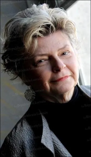 Ne en 1949  Greenwich. Elle est considre comme l'une des reines du thriller psychologique. Citons le roman  Un tranger dans la maison .