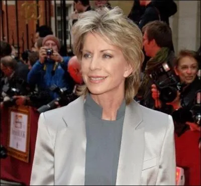 Ne en 1956  Miami. Sa rencontre avec le mdecin lgiste en chef de l'institut dans lequel elle travaillait lui a inspir le personnage de Kay Scarpetta, hrone, entre autres, de  Postmortem .