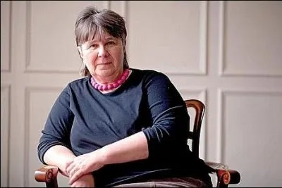 Ne en 1942  Scarborough.  Meurtres  Lafferton  est le premier volet d'une srie mettant en scne Simon Serrailler, dtective romantique passionn par les arts.