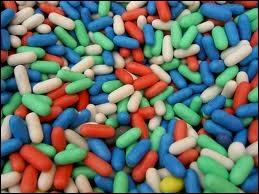 Ces petits bonbons colorés, dont des bleus, sont les car-en-sac. Ils sont à la réglisse. En général les bonbons bleus sont parfumés à... ?