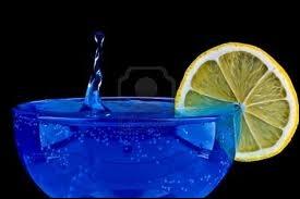 Ce cocktail bleu, qui fait rêver aux mers du sud, est à base d'un alcool bleu, qui porte le nom de curaçao. Cette liqueur est un alcool d'orange, alors d'où vient le bleu ?