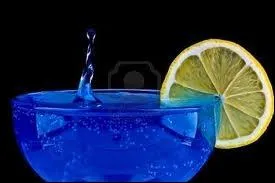 Ce cocktail bleu, qui fait rver aux mers du sud, est  base d'un alcool bleu, qui porte le nom de curaao. Cette liqueur est un alcool d'orange, alors d'o vient le bleu ?