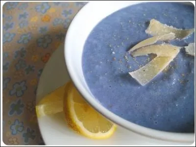 Ceci est une soupe bleue, ralise par une vraie cuisinire et non pour le cinma. Quel est le l'ingrdient qui lui a donn cette tonnante couleur ?