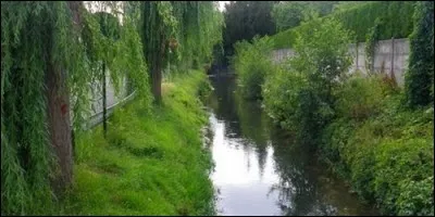 Quel cours d'eau traverse la belle ville d'Autingues ?
