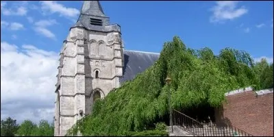 Comment s'appelle l'Eglise d'Avesnes-Le-Comte, qui s'élève dans le bas de l'agglomération, et qui a remplacé le cimetière ?