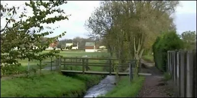 Comment se nomme le cours d'eau qui traverse la jolie ville d'Achicourt ?