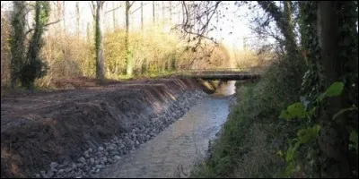 Quelle ville est traversée par l'Authie ?