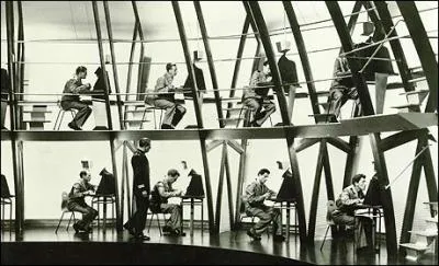 (1956) Le monde est sous la coupe d'un dictateur omniprsent, reprsent par la figure de Big Brother.