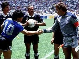 En 1986, quel est le nom de l'arbitre validant le but que Maradona marqua de la main ?