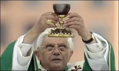 Le pape Benoît XVI a célèbré en 2006 la messe avec le Saint Calice de la cathédrale de quelle ville espagnole ?