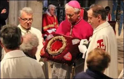 Dans la cathédrale de quelle ville française la Sainte Couronne est-elle présentée au public une fois par mois sous la garde des Chevaliers du Saint-Sépulcre de Jérusalem ?