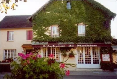 Elle fut rouge pour Claude Autant-Lara et espagnole pour Cdric Klapisch. Quelle lettre faut-il retirer  ce mot pour pouvoir crire un synonyme de  raccourci  ?