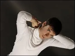 Selon une expression connue, quel homme porte un collier ?