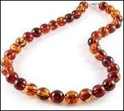 On offre parfois des colliers d'ambre aux bbs, pour quelle raison ?