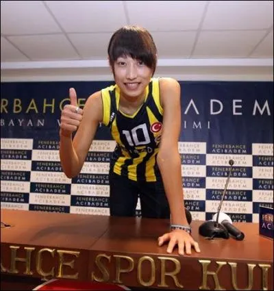 Joueuse sud-corenne de volley-ball, cette athlte mesure 1, 92 m et joue au poste de rceptionneuse-attaquante. Elle est l'une des favorites dans le cadre des jeux de Londres.