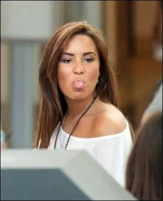 Quelle est cette star qui fait une grimace ?