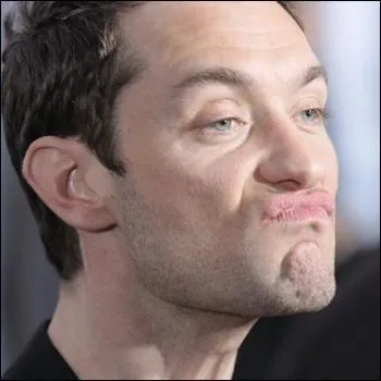 Quelle est cette star qui fait une grimace ?