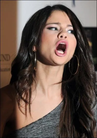 Quelle est cette star qui fait une grimace ?