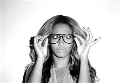 Quelle est cette star qui fait une grimace ?