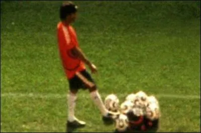 Alors que l'quipe de France de football prpare l'Euro 2008, un ancien bleu a fait parler de lui mercredi. Qui est-ce?