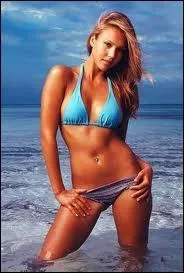 Qui est cette star en maillot de bain ?