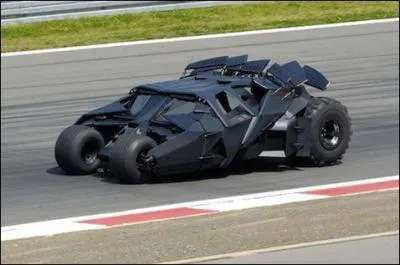 Comment s'appelle la voiture de Batman ?