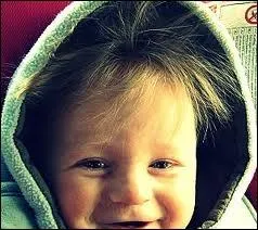 Cette touffe de cheveux rebelles sur le haut du front, c'est... . .