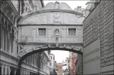 Europe. Ville surnomme 'La Cit des Doges' de 270 884 habitants, situe en Italie. Le Pont des Soupirs est l'un des lieux les plus clbres de la ville, inscrite au patrimoine mondial de l'Unesco.