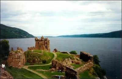 Europe. Pays faisant partie du Royaume-Uni et qui compte de nombreux lochs (lacs). Ce pays a une rgion montagneuse appele Highlands et la panse de brebis farcie est considre comme le plat national