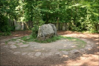 Europe. En Bretagne, une des plus belles rgions de France, on compte nombre de lgendes. En parlant de lgendes, une fort est clbre car elle abrite le tombeau de Merlin. Quelle est cette fort ?