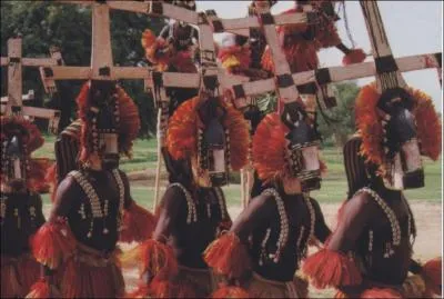 Afrique. Peuple du Mali, en Afrique de l'Ouest. Ils seraient 700 000 dans le pays et sont rputs pour leurs sculptures. Leur 'pays' est devenu la premire rgion touristique du Mali.