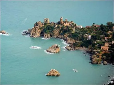 Europe. Rgion autonome et plus grande le de la Mditerrane. Le volcan l'Etna, qui culmine  3 330 mtres d'altitude et qui est le plus haut d'Europe est situ sur cette le.